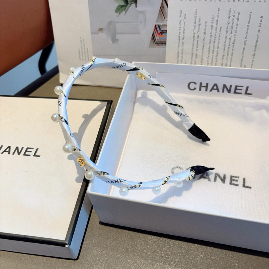 配包装
CHANEL（香奈儿）新款小香发箍，新品甜美珍珠头箍，网红爆款推荐 搭配高端双Ｃlogo ，超精