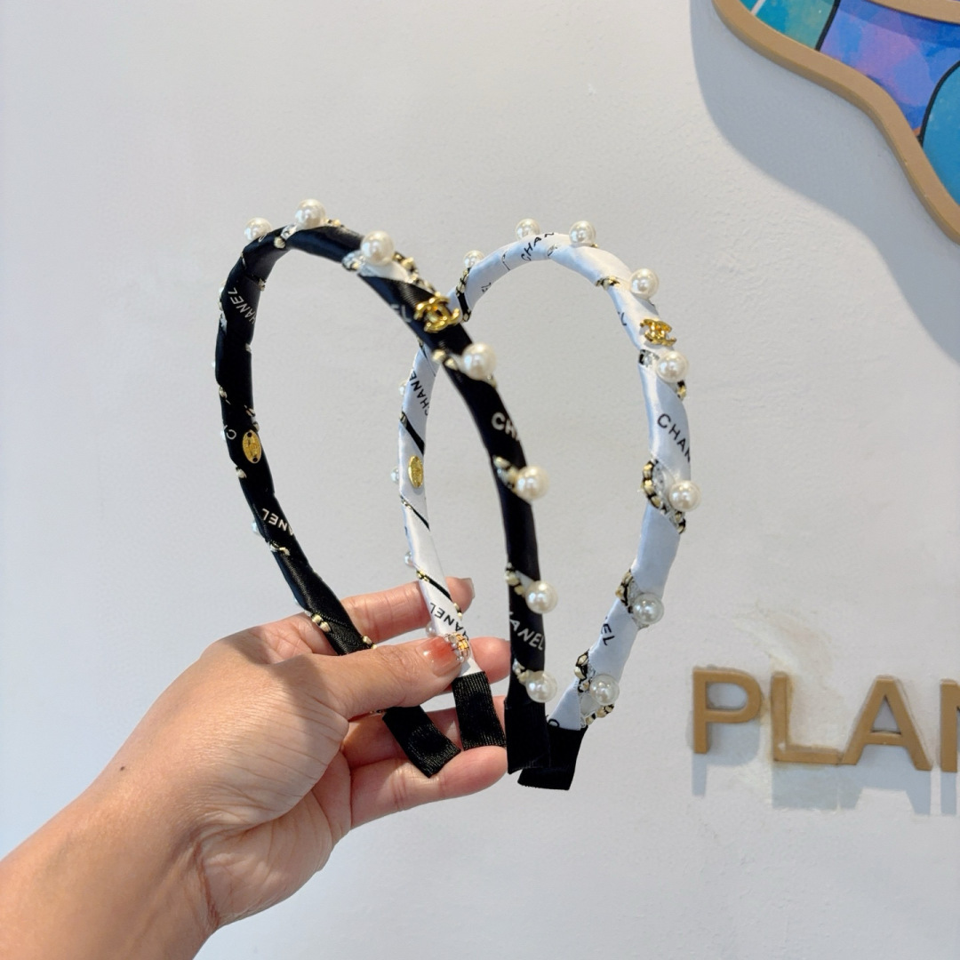 配包装
CHANEL（香奈儿）新款小香发箍，新品甜美珍珠头箍，网红爆款推荐 搭配高端双Ｃlogo ，超精