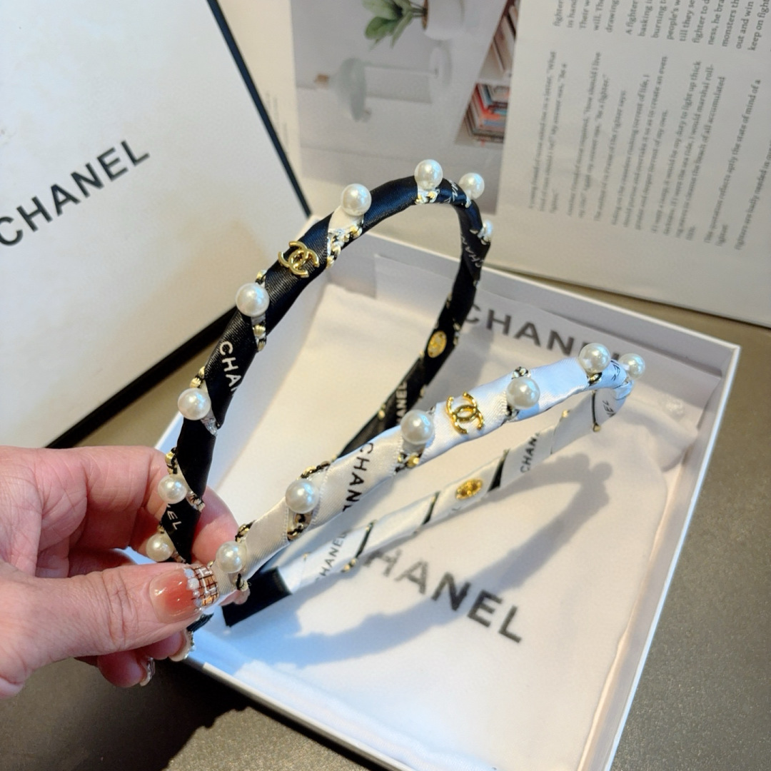 配包装
CHANEL（香奈儿）新款小香发箍，新品甜美珍珠头箍，网红爆款推荐 搭配高端双Ｃlogo ，超精