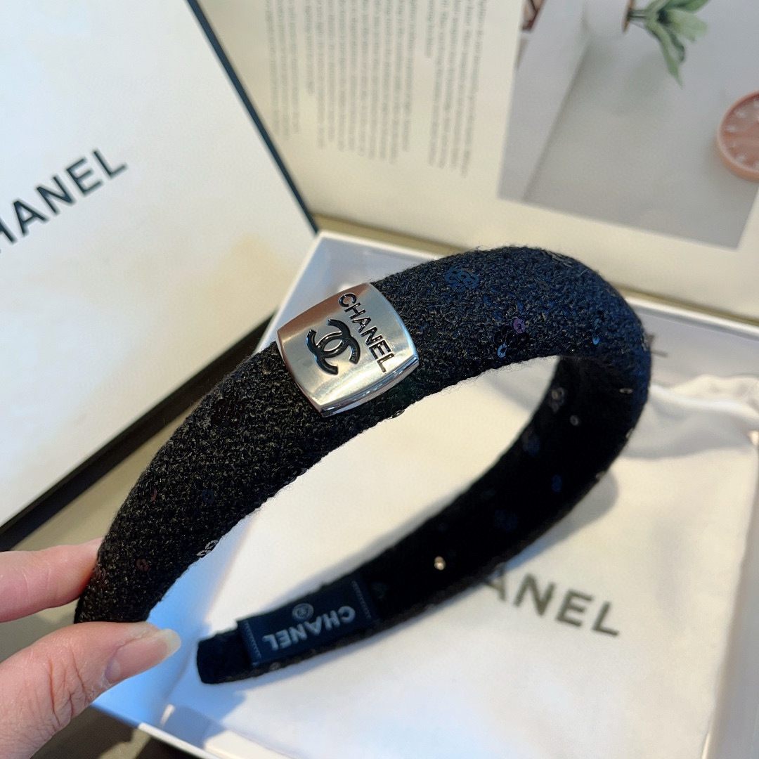 配包装
CHANEL（香奈儿）最新款小香发箍，新品巨显脸小头箍，网红爆款推荐 搭配高端双Ｃlogo ，超