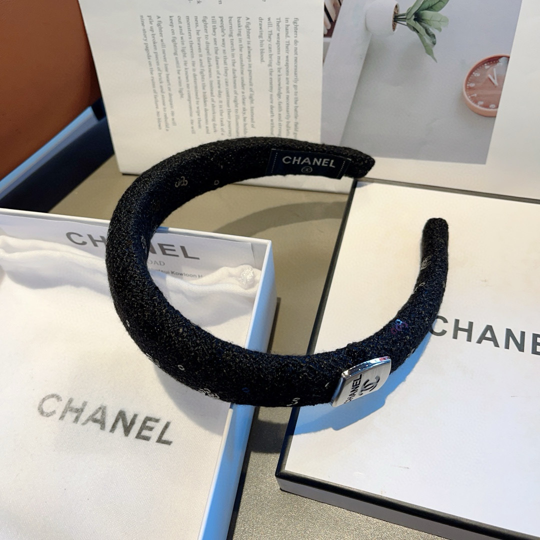配包装
CHANEL（香奈儿）最新款小香发箍，新品巨显脸小头箍，网红爆款推荐 搭配高端双Ｃlogo ，超