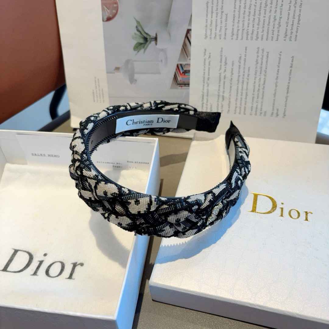 配包装
Dior（迪奥） 经典新款D字母发箍,专柜品质头箍  让你的魅力绽放 清新淑女范让时尚更简单。