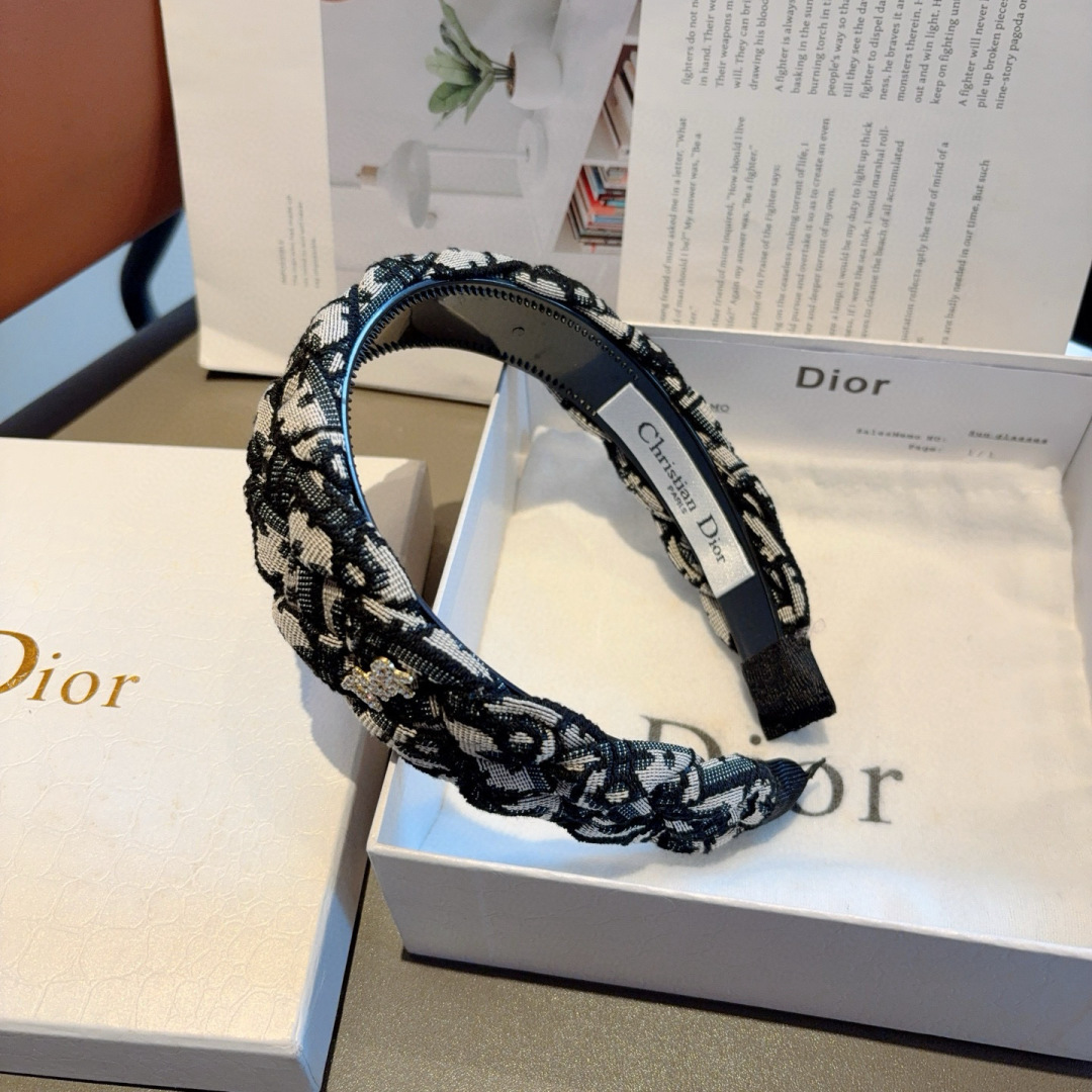 配包装
Dior（迪奥） 经典新款D字母发箍,专柜品质头箍  让你的魅力绽放 清新淑女范让时尚更简单。