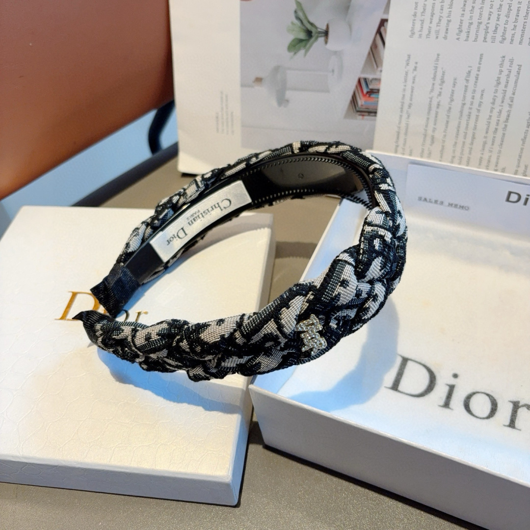 配包装
Dior（迪奥） 经典新款D字母发箍,专柜品质头箍  让你的魅力绽放 清新淑女范让时尚更简单。