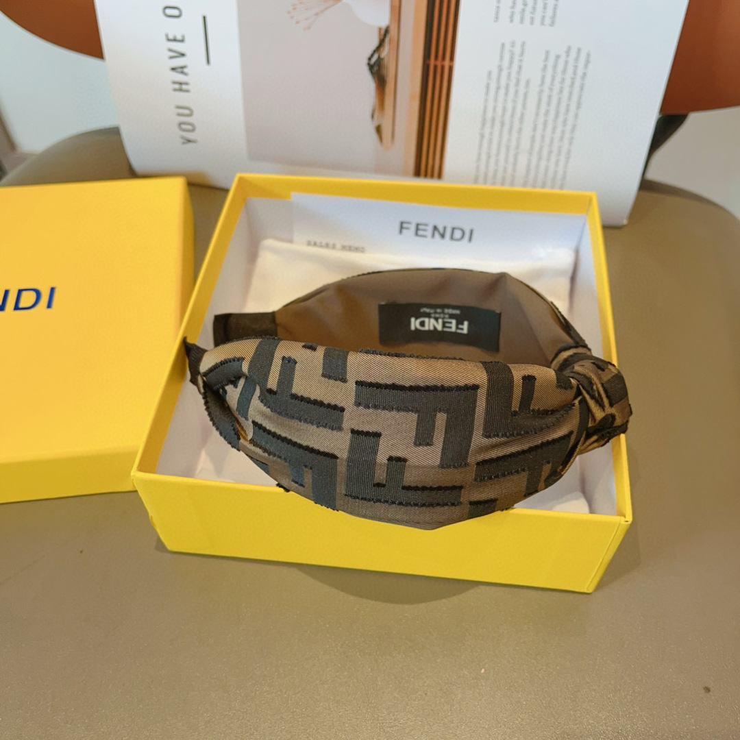 配包装
FENDI 芬迪 火爆新款发箍，复古头箍，简约百搭，潮女必备品，超级的高大上！