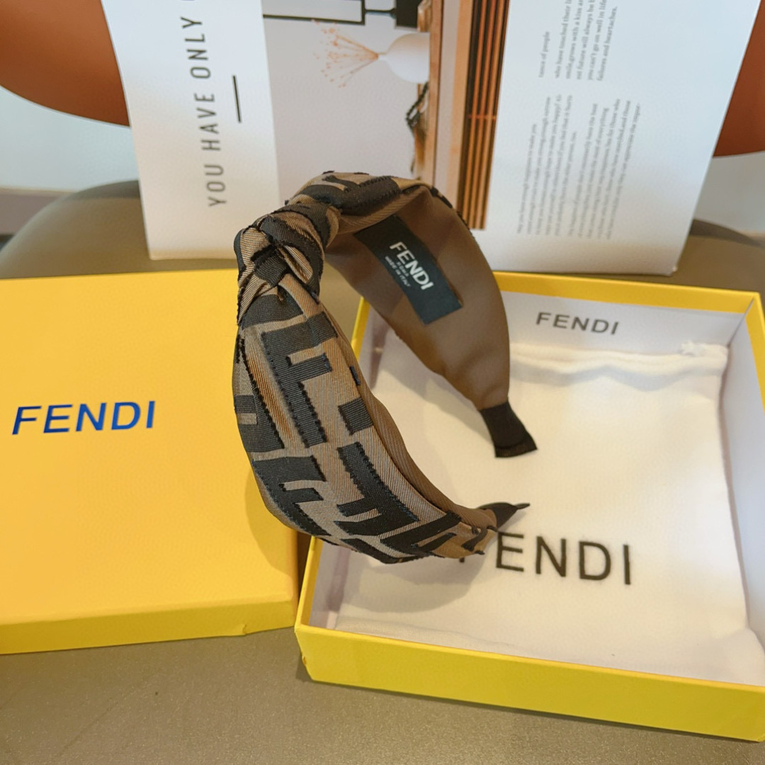 配包装
FENDI 芬迪 火爆新款发箍，复古头箍，简约百搭，潮女必备品，超级的高大上！