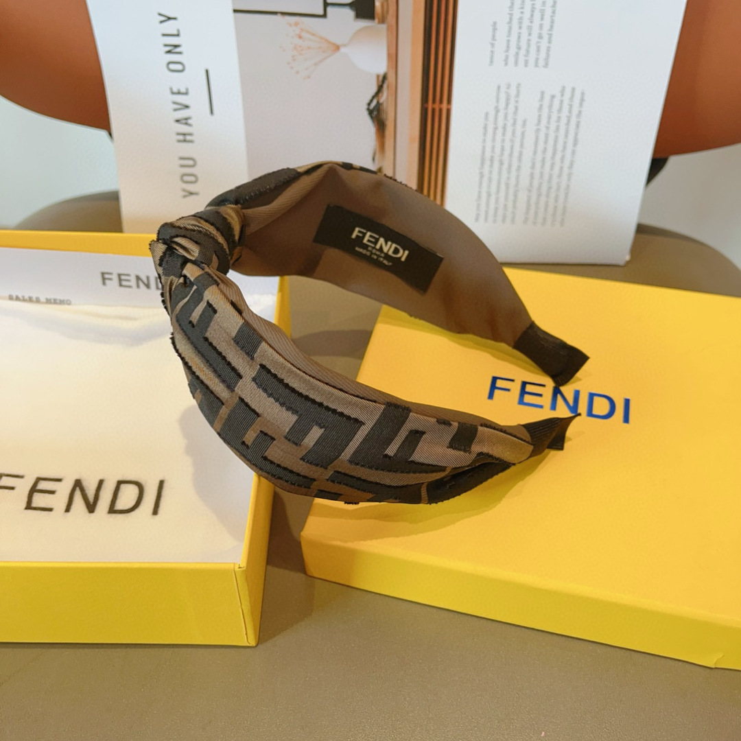 配包装
FENDI 芬迪 火爆新款发箍，复古头箍，简约百搭，潮女必备品，超级的高大上！