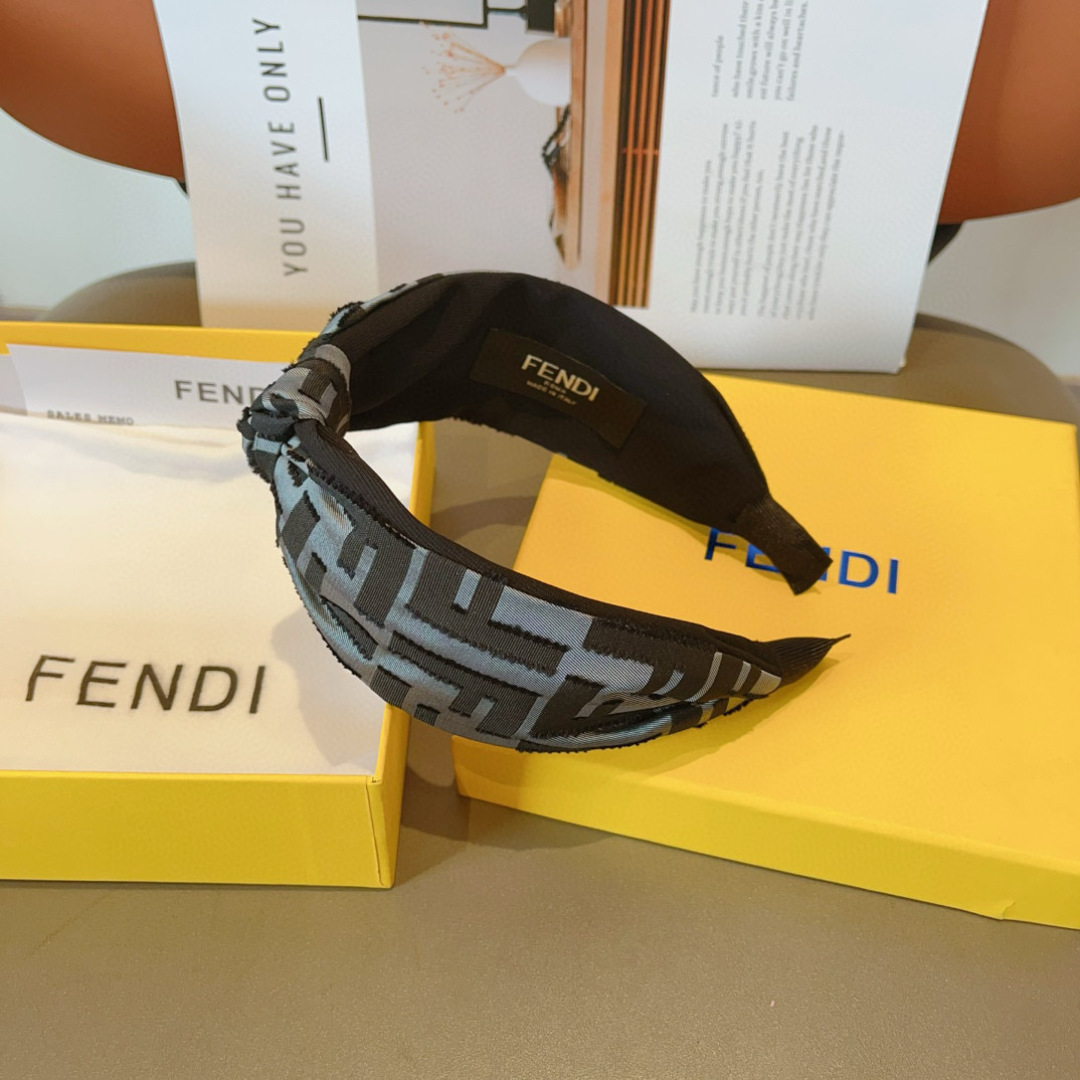 配包装
FENDI 芬迪 火爆新款发箍，复古头箍，简约百搭，潮女必备品，超级的高大上！