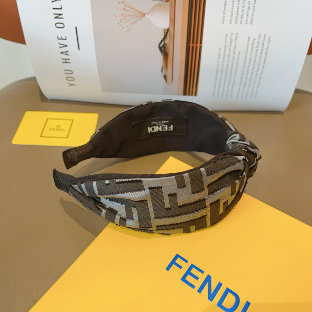 配包装
FENDI 芬迪 火爆新款发箍，复古头箍，简约百搭，潮女必备品，超级的高大上！