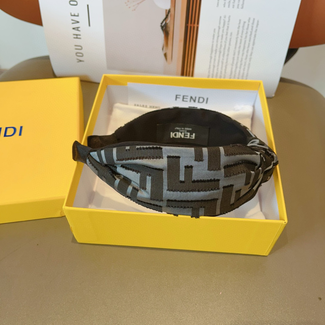 配包装
FENDI 芬迪 火爆新款发箍，复古头箍，简约百搭，潮女必备品，超级的高大上！