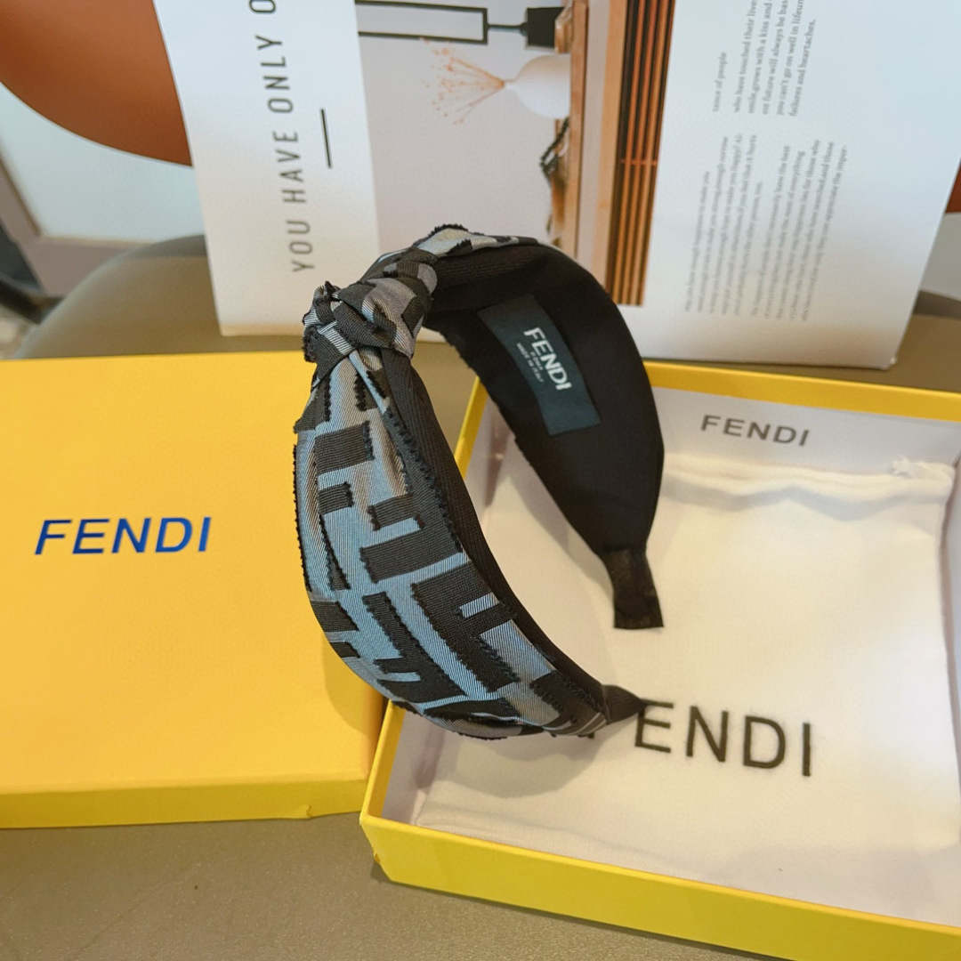 配包装
FENDI 芬迪 火爆新款发箍，复古头箍，简约百搭，潮女必备品，超级的高大上！