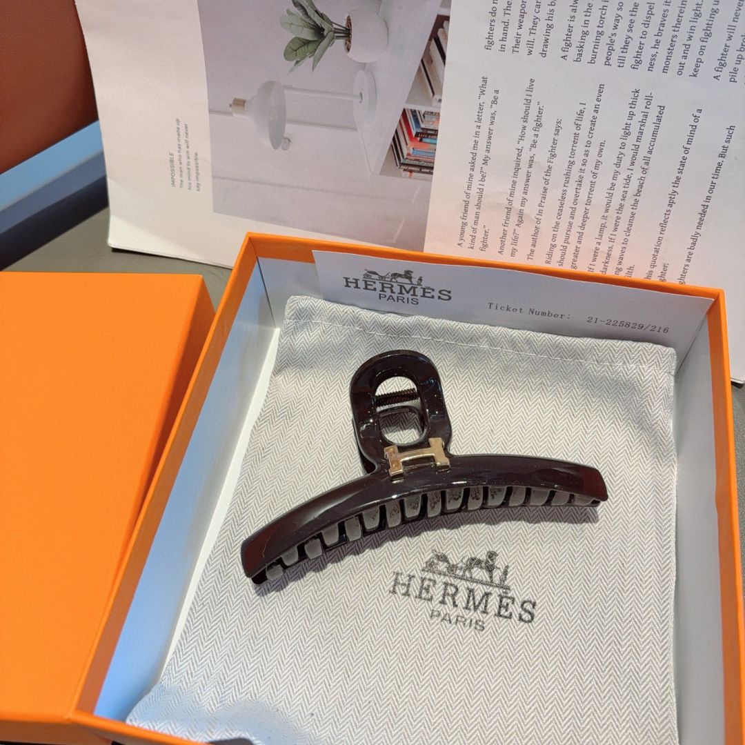 配包装
HERMES（爱马仕）新款韩版双H抓夹 大号鲨鱼夹，简约经典字母logo， 超精致百搭，转图必爆