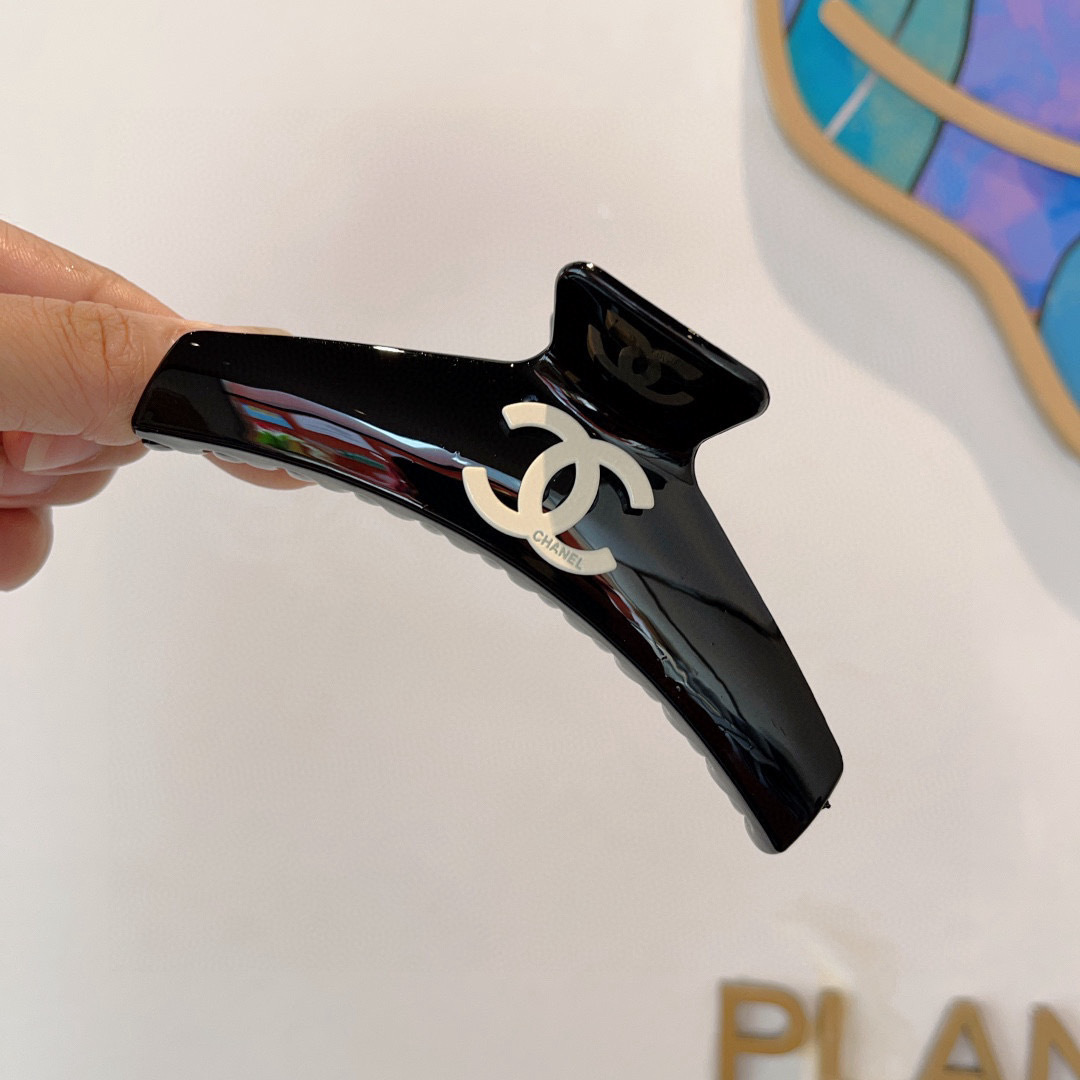 配包装
CHANEL（香奈儿）新款手工网红抓夹，高级感字母简约复古发夹原单货，潮流时尚百搭款！