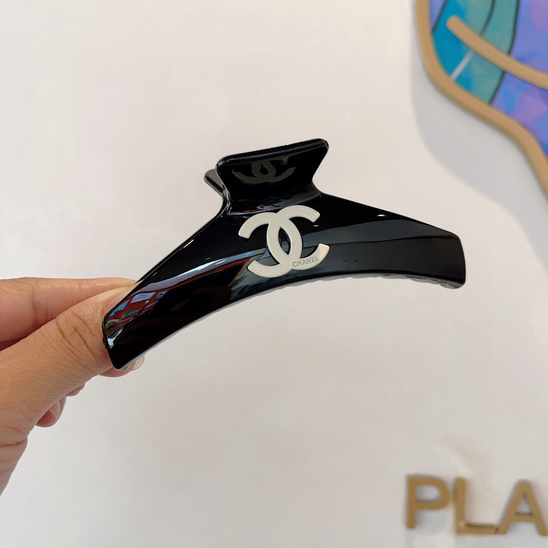配包装
CHANEL（香奈儿）新款手工网红抓夹，高级感字母简约复古发夹原单货，潮流时尚百搭款！
