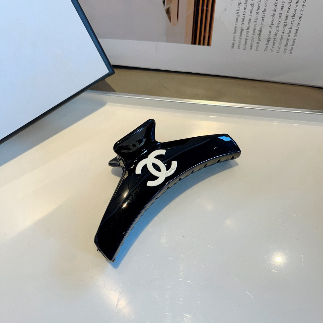 配包装
CHANEL（香奈儿）新款手工网红抓夹，高级感字母简约复古发夹原单货，潮流时尚百搭款！