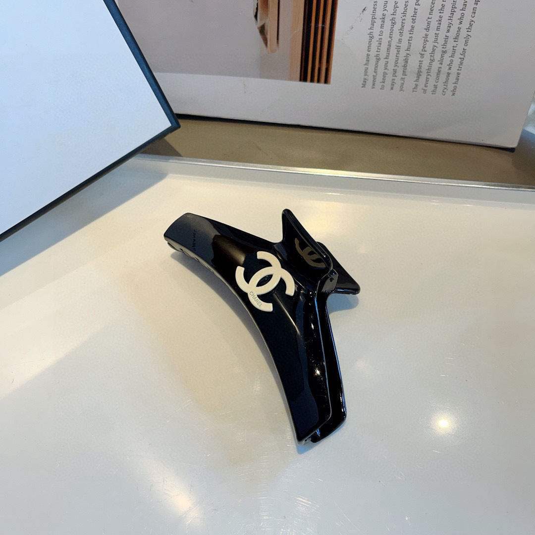 配包装
CHANEL（香奈儿）新款手工网红抓夹，高级感字母简约复古发夹原单货，潮流时尚百搭款！