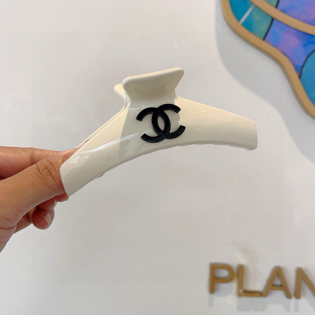 配包装
CHANEL（香奈儿）新款手工网红抓夹，高级感字母简约复古发夹原单货，潮流时尚百搭款！
