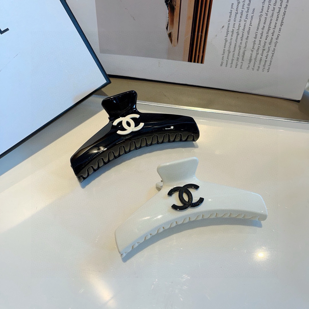 配包装
CHANEL（香奈儿）新款手工网红抓夹，高级感字母简约复古发夹原单货，潮流时尚百搭款！