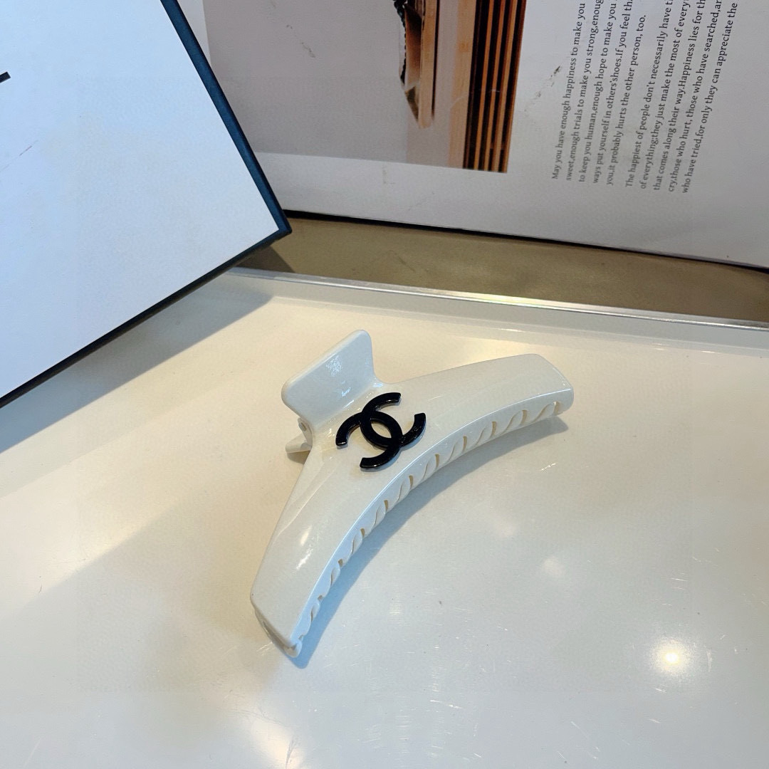 配包装
CHANEL（香奈儿）新款手工网红抓夹，高级感字母简约复古发夹原单货，潮流时尚百搭款！