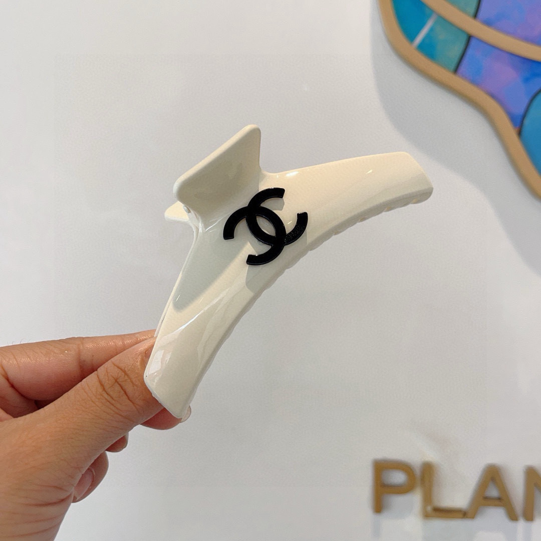 配包装
CHANEL（香奈儿）新款手工网红抓夹，高级感字母简约复古发夹原单货，潮流时尚百搭款！