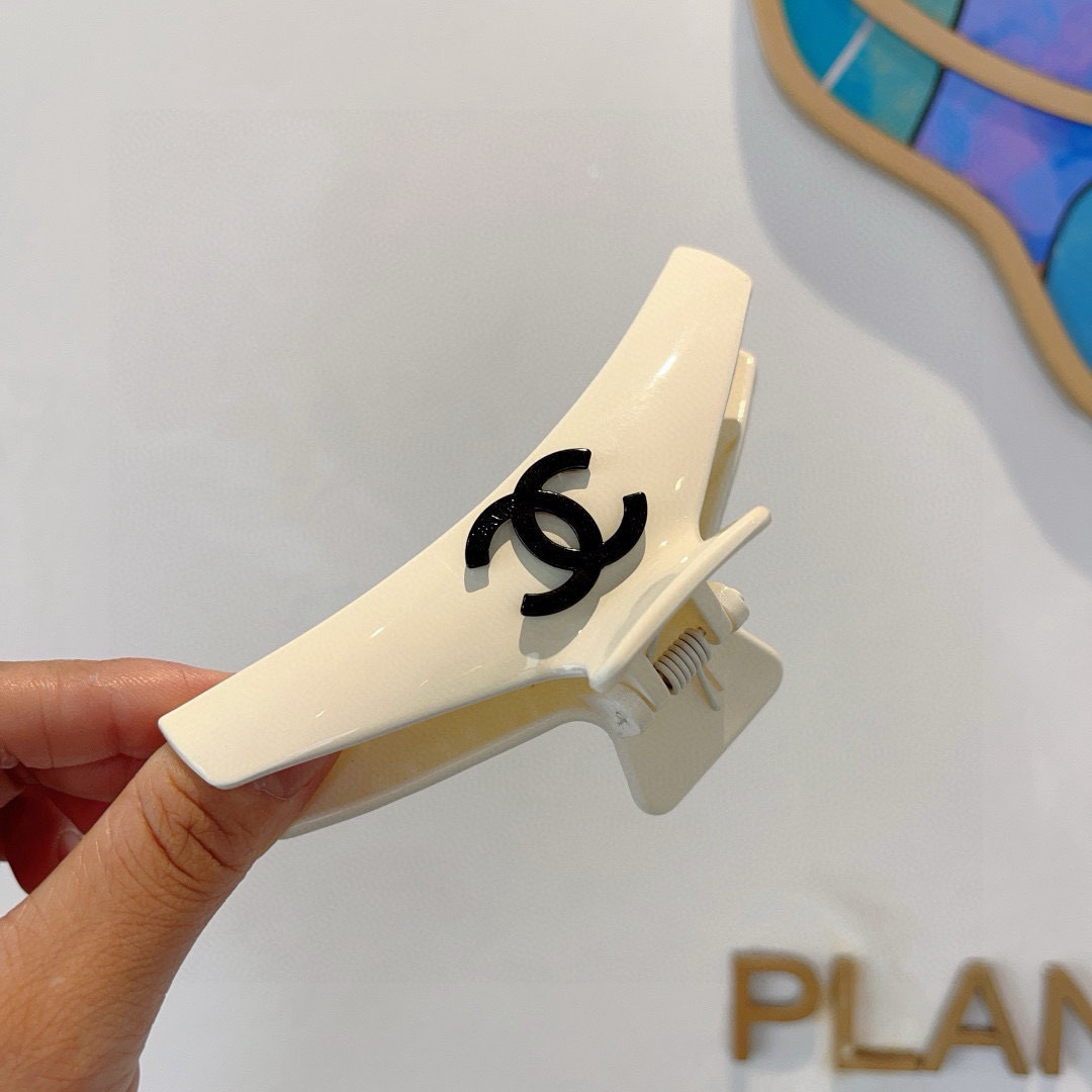配包装
CHANEL（香奈儿）新款手工网红抓夹，高级感字母简约复古发夹原单货，潮流时尚百搭款！