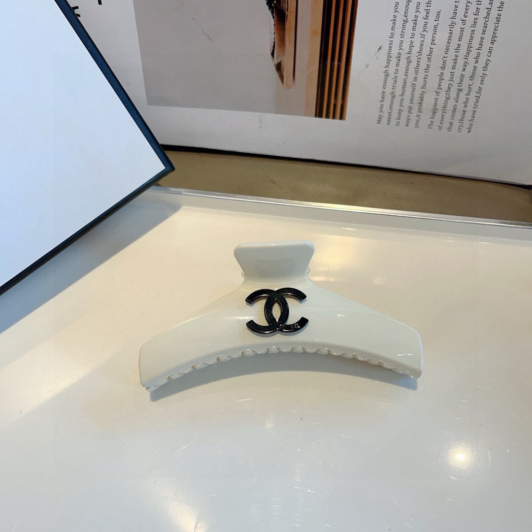 配包装
CHANEL（香奈儿）新款手工网红抓夹，高级感字母简约复古发夹原单货，潮流时尚百搭款！