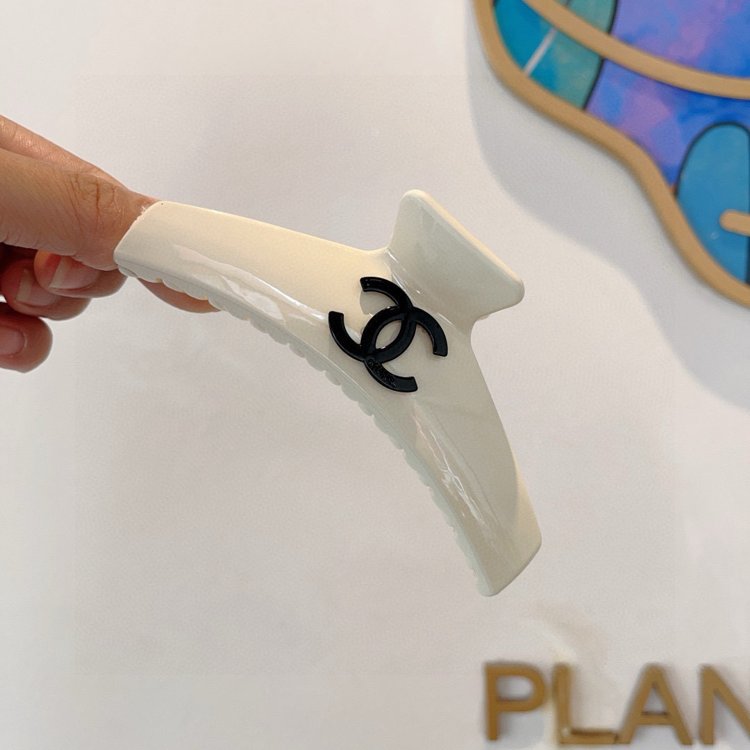 配包装
CHANEL（香奈儿）新款手工网红抓夹，高级感字母简约复古发夹原单货，潮流时尚百搭款！