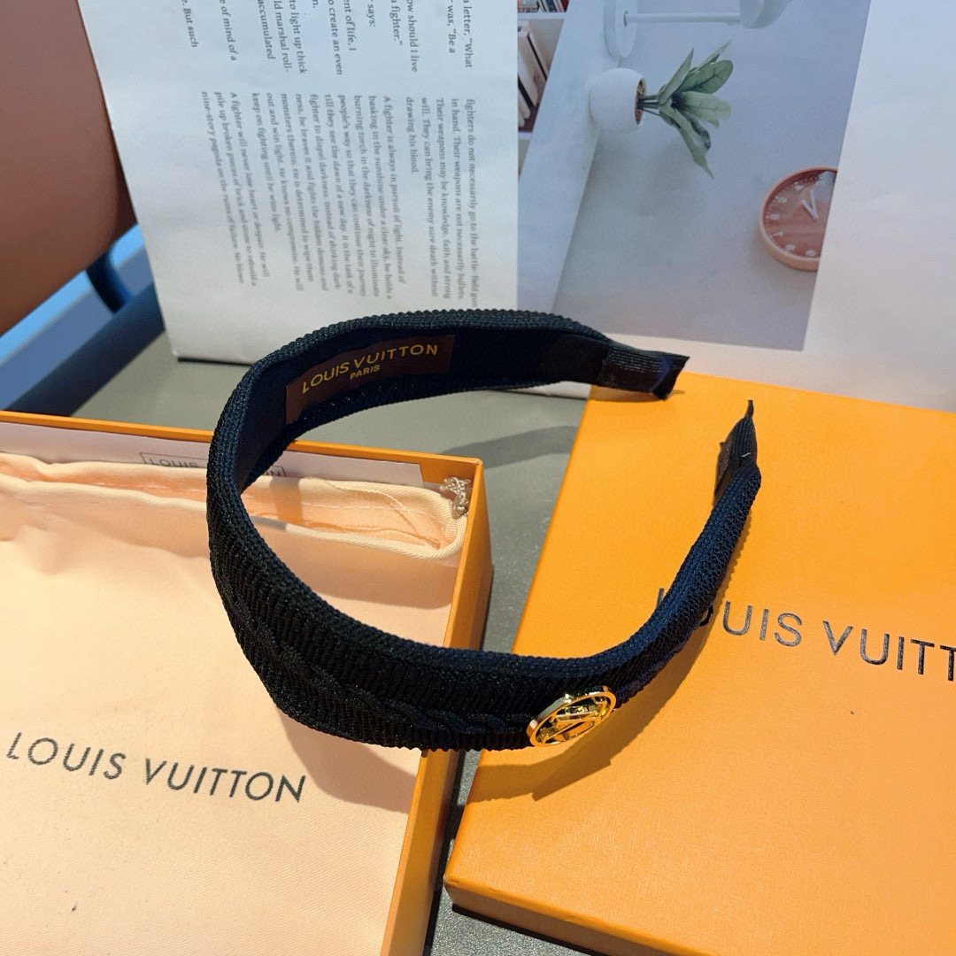配包装
LV 路易威登 秋冬新款针织毛线发箍，时尚可爱宽边头箍，专柜最新款来袭💕时尚百搭，女神必入  ！