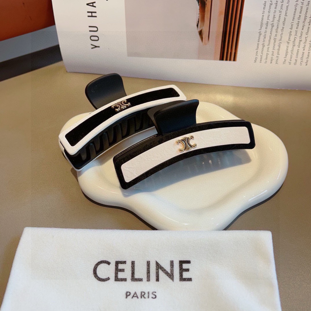 配包装
CELINE（赛琳） 凯旋门新款复古皮质抓夹 鸭嘴夹发夹，经典字母logo弹簧夹， 超精致，转图