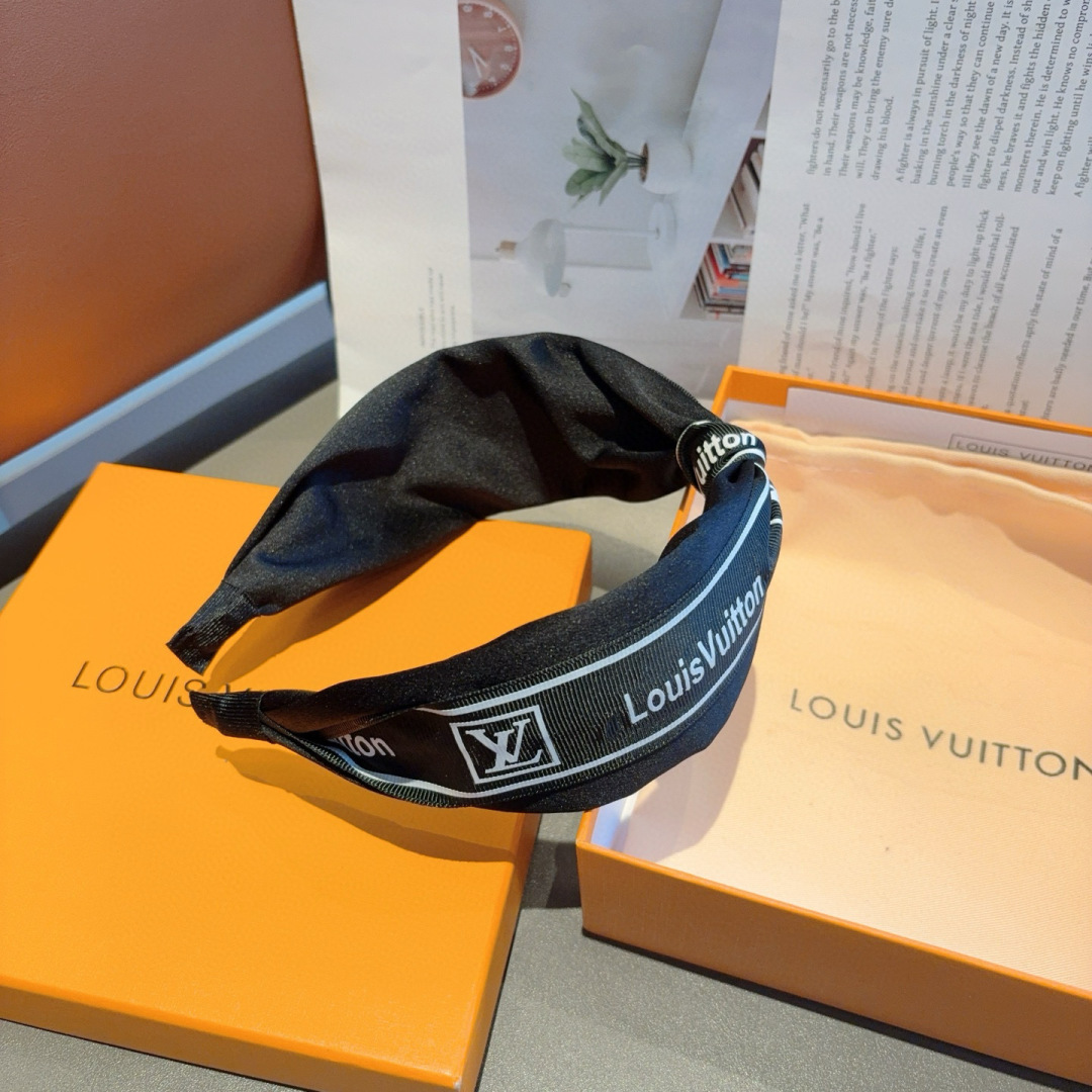 配包装
LV 路易威登 火爆新款中间结发箍，时尚可爱宽边头箍，专柜最新款来袭💕时尚百搭，女神必入  ！