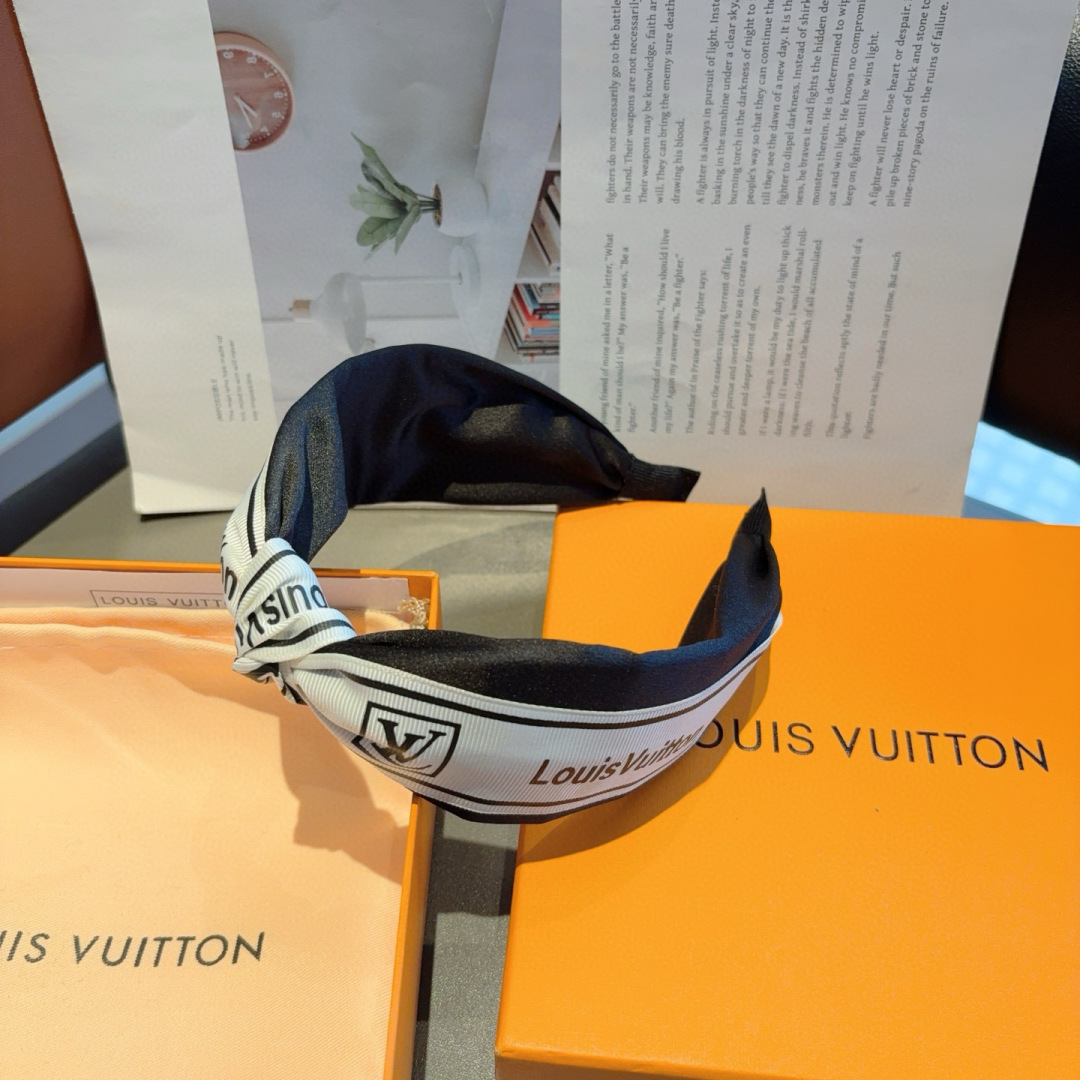 配包装
LV 路易威登 火爆新款中间结发箍，时尚可爱宽边头箍，专柜最新款来袭💕时尚百搭，女神必入  ！