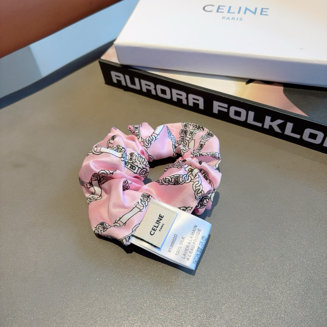 配包装
CELINE（赛琳）凯旋门网红爆款发圈，精致肠圈皮筋，佩戴舒适无压力，造型搭配必备！非常时尚百搭