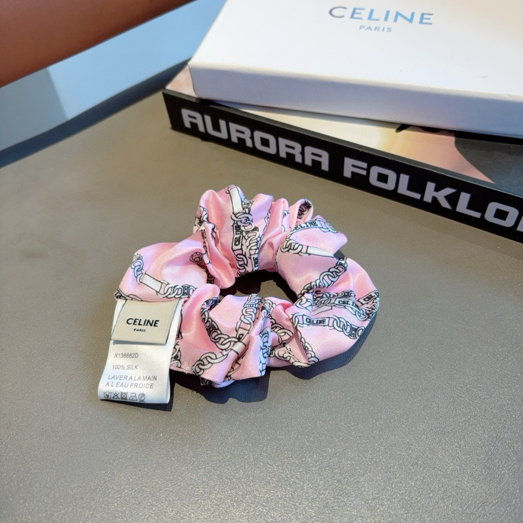 配包装
CELINE（赛琳）凯旋门网红爆款发圈，精致肠圈皮筋，佩戴舒适无压力，造型搭配必备！非常时尚百搭