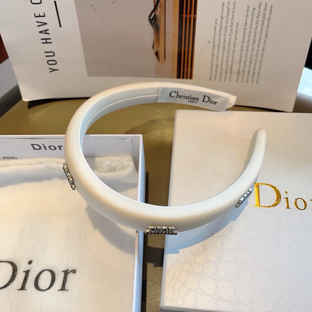 配包装
Dior（迪奥） 火爆新款窄版发箍,专柜品质头箍  让你的魅力绽放 清新淑女范让时尚更简单。