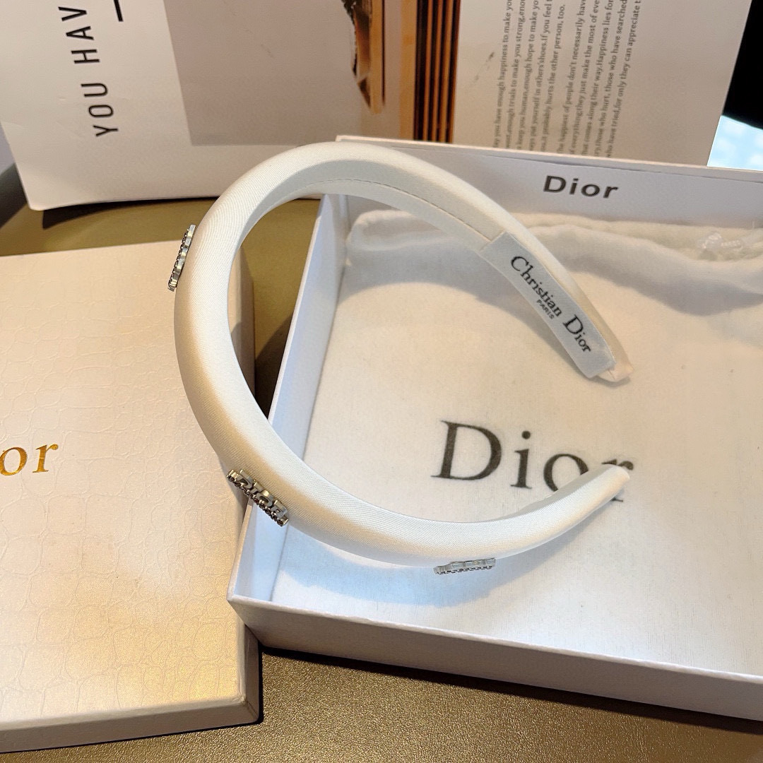 配包装
Dior（迪奥） 火爆新款窄版发箍,专柜品质头箍  让你的魅力绽放 清新淑女范让时尚更简单。