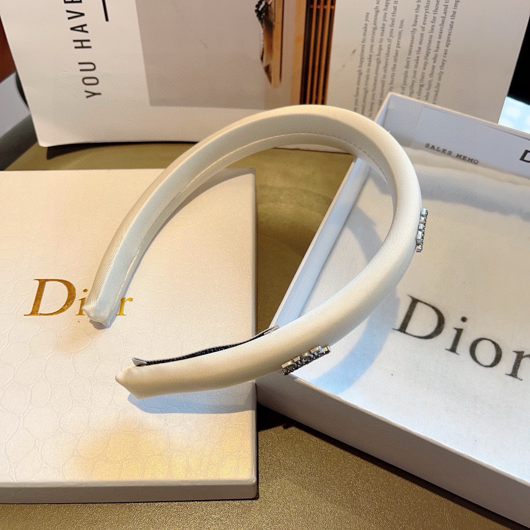 配包装
Dior（迪奥） 火爆新款窄版发箍,专柜品质头箍  让你的魅力绽放 清新淑女范让时尚更简单。