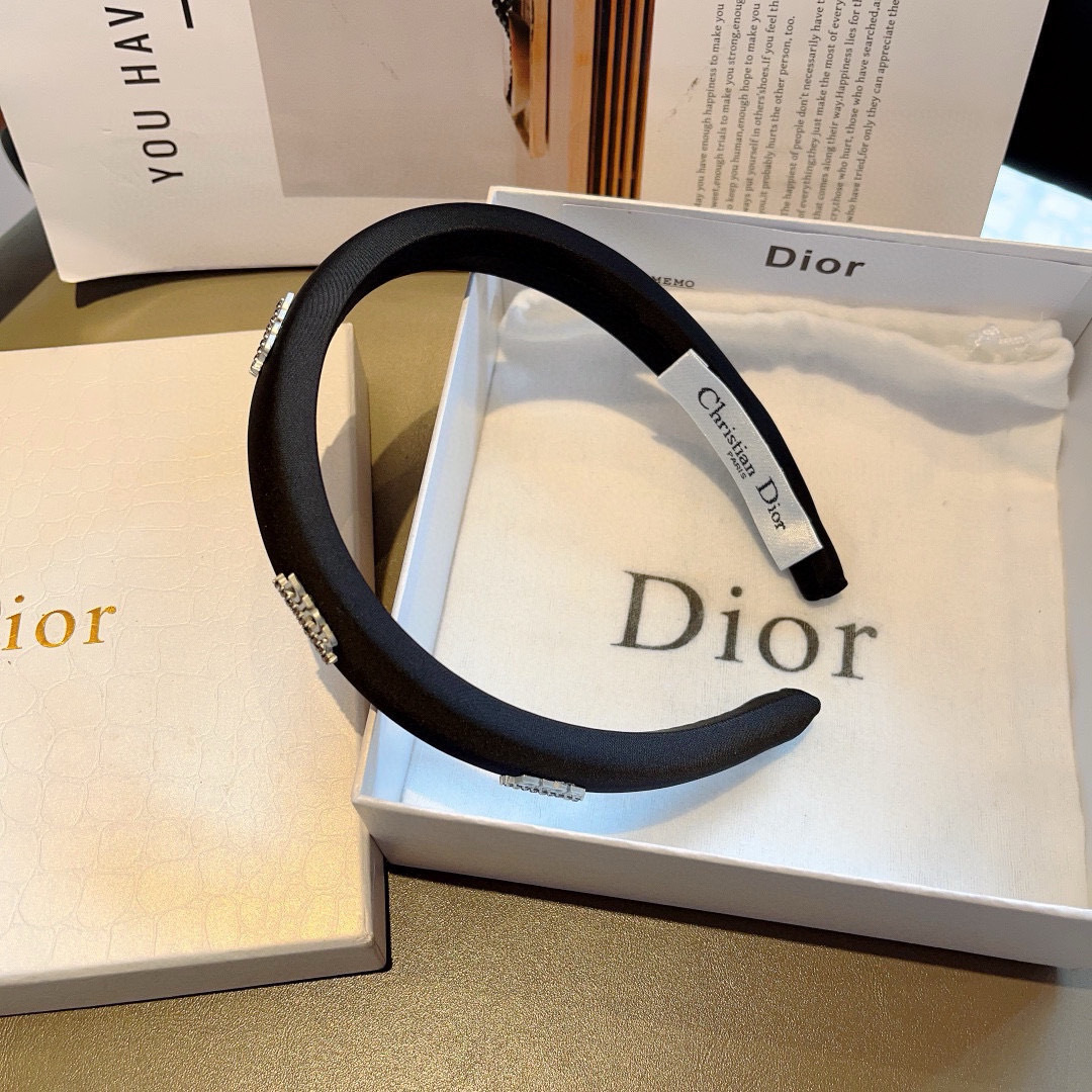 配包装
Dior（迪奥） 火爆新款窄版发箍,专柜品质头箍  让你的魅力绽放 清新淑女范让时尚更简单。
