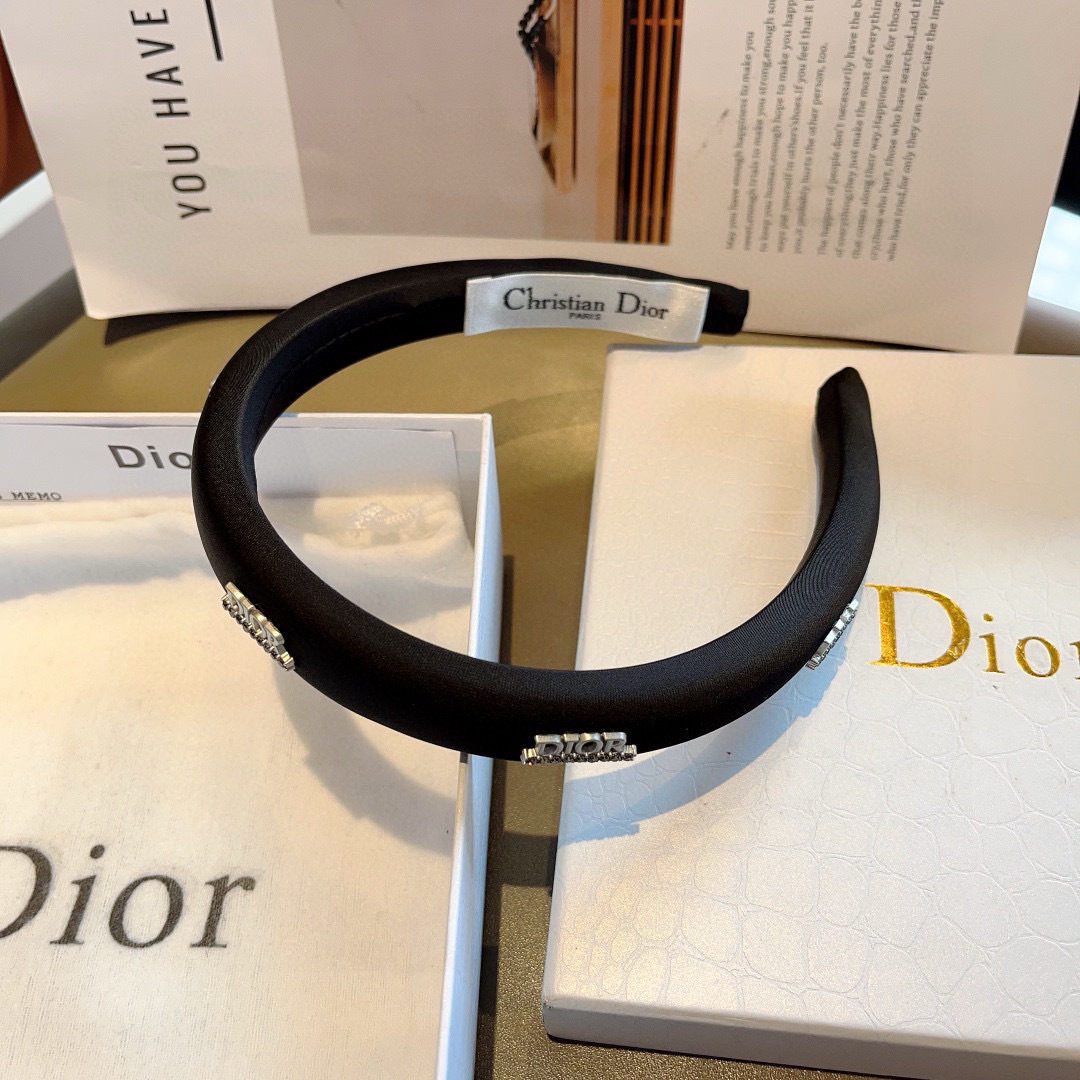 配包装
Dior（迪奥） 火爆新款窄版发箍,专柜品质头箍  让你的魅力绽放 清新淑女范让时尚更简单。