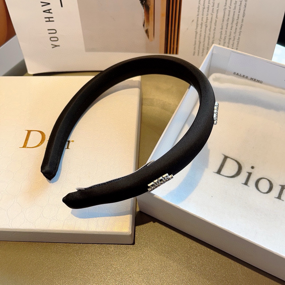 配包装
Dior（迪奥） 火爆新款窄版发箍,专柜品质头箍  让你的魅力绽放 清新淑女范让时尚更简单。