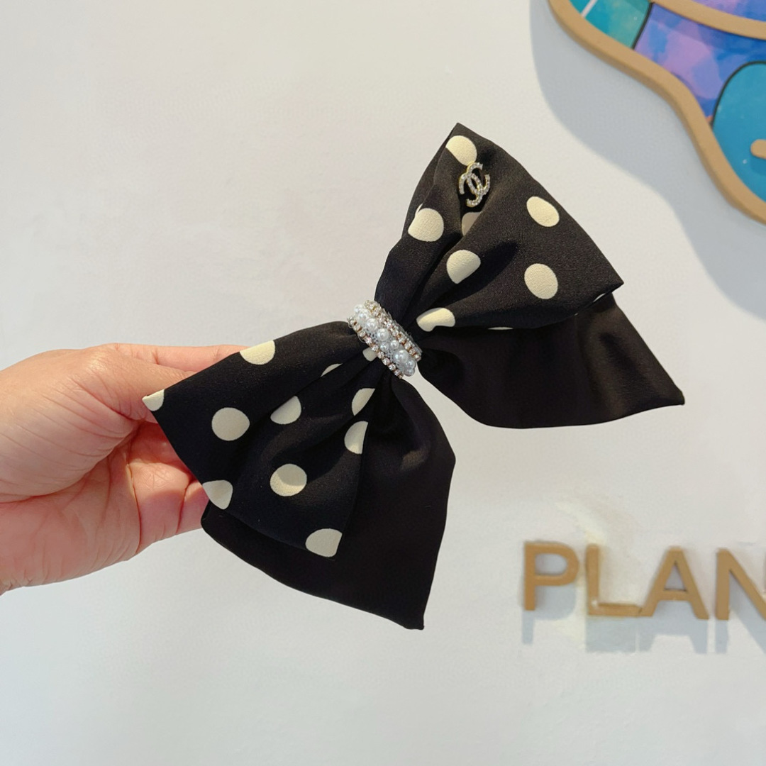 配包装
CHANEL （香奈儿）明星同款蝴蝶结发夹 弹弓夹 网红推荐款♥ 经典蝴蝶结头饰，超级百搭哦！敲