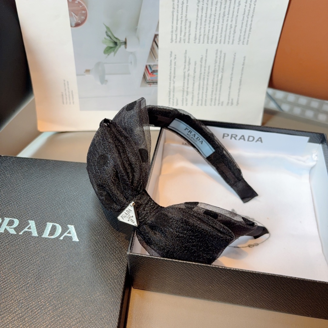 配包装
PRADA （普拉达） 新款潮流波点斜角款发箍。气质女神必备单品，非常百搭，时尚潮流！