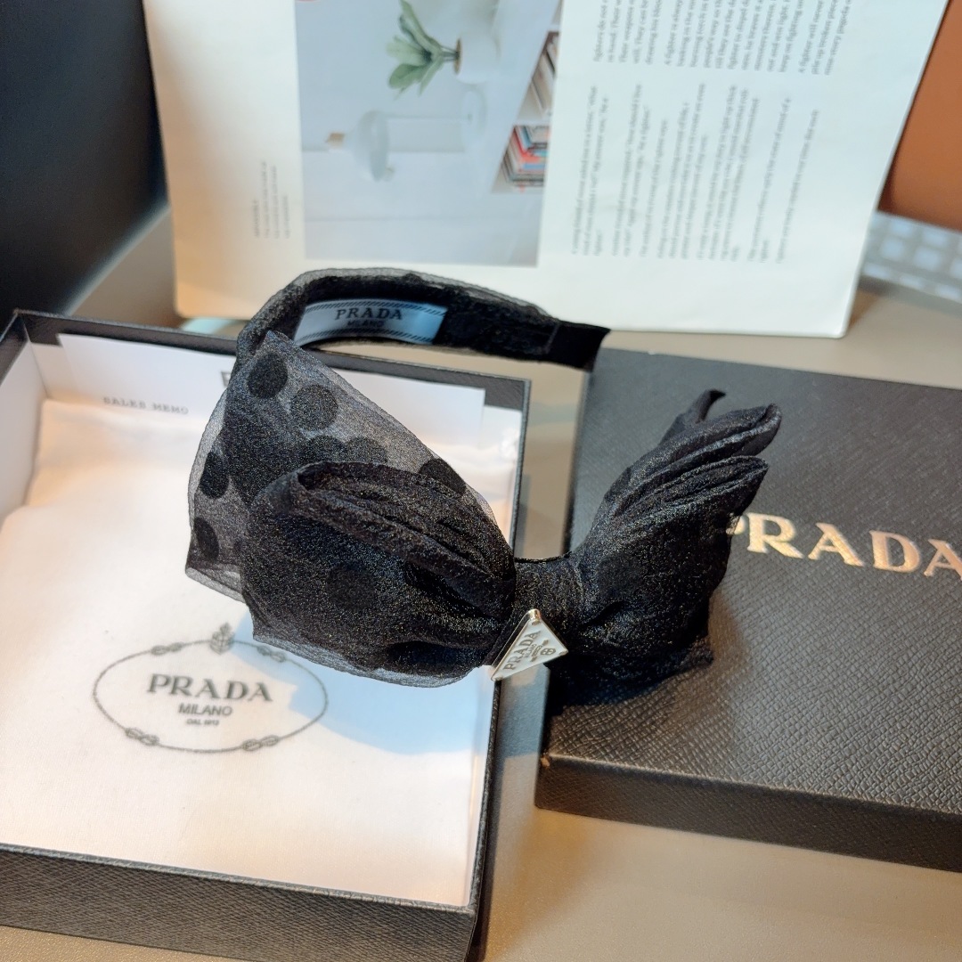 配包装
PRADA （普拉达） 新款潮流波点斜角款发箍。气质女神必备单品，非常百搭，时尚潮流！