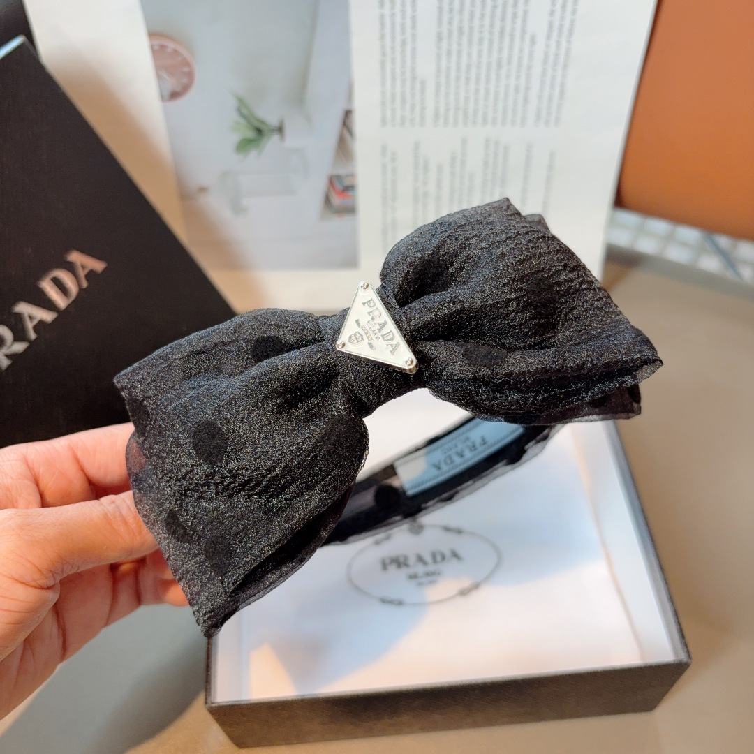 配包装
PRADA （普拉达） 新款潮流波点斜角款发箍。气质女神必备单品，非常百搭，时尚潮流！