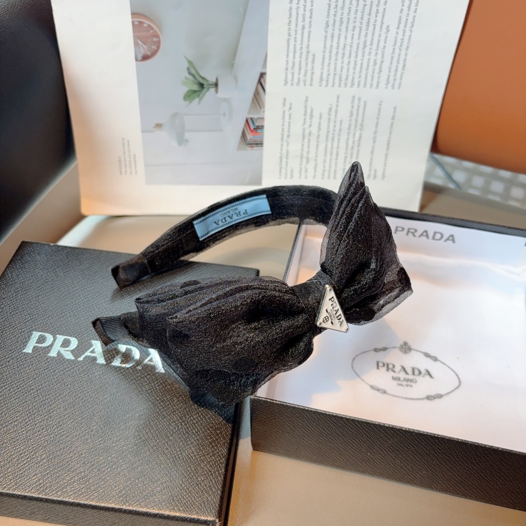 配包装
PRADA （普拉达） 新款潮流波点斜角款发箍。气质女神必备单品，非常百搭，时尚潮流！