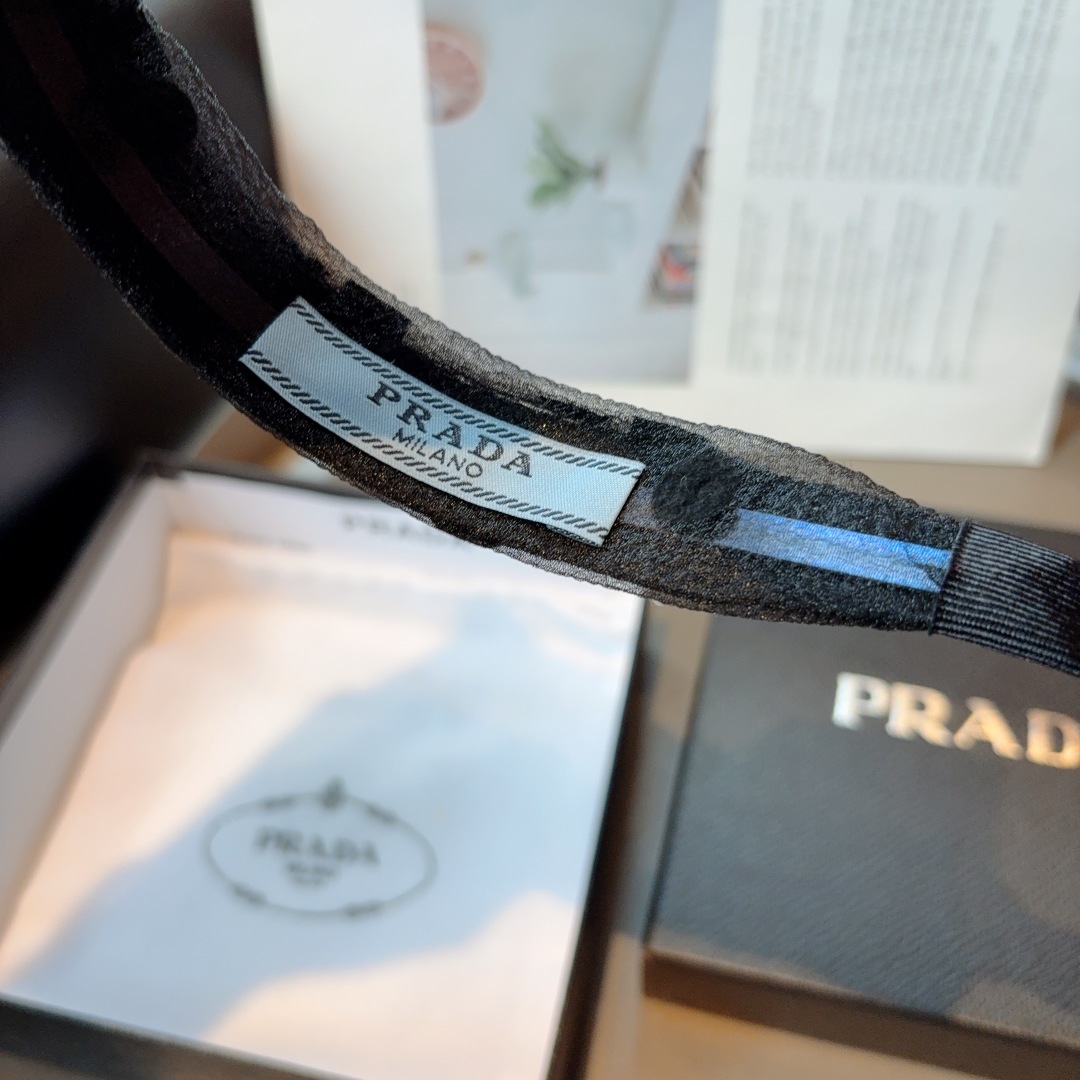 配包装
PRADA （普拉达） 新款潮流波点斜角款发箍。气质女神必备单品，非常百搭，时尚潮流！