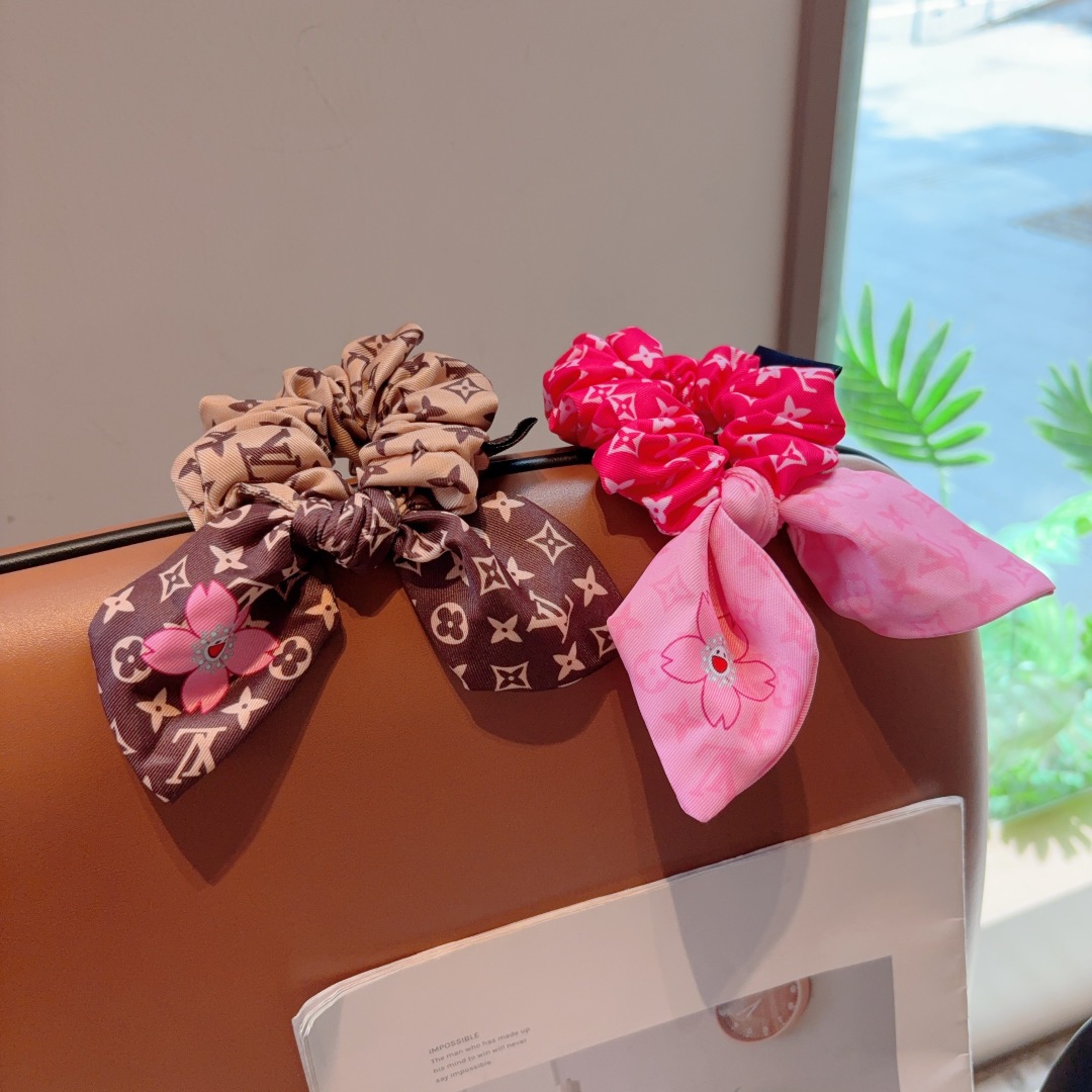 配包装
LV （路易威登）村上隆系列🌸马尾蝴蝶结发圈肠圈，高档韩版皮筋，经典花型设计， 高端大气，名媛范
