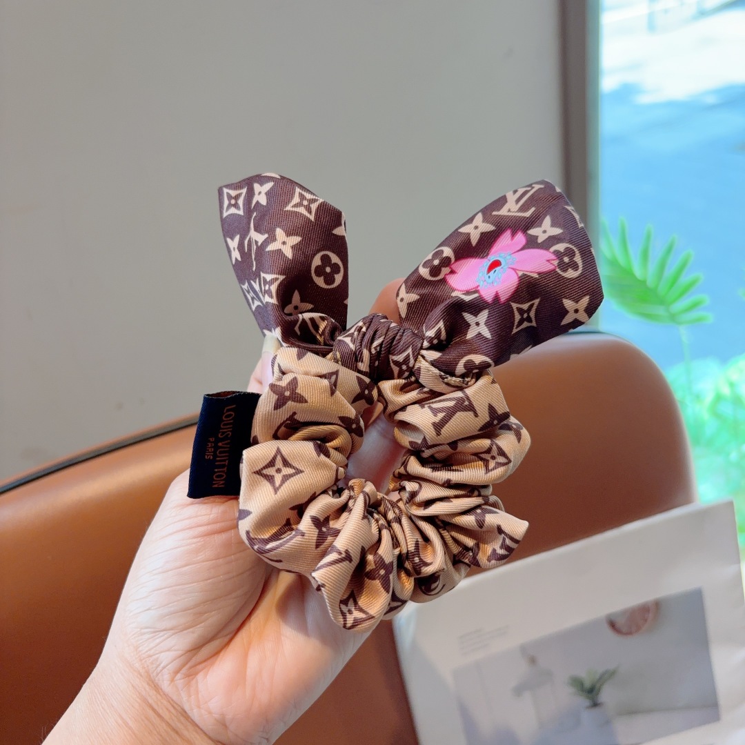 配包装
LV （路易威登）村上隆系列🌸马尾蝴蝶结发圈肠圈，高档韩版皮筋，经典花型设计， 高端大气，名媛范
