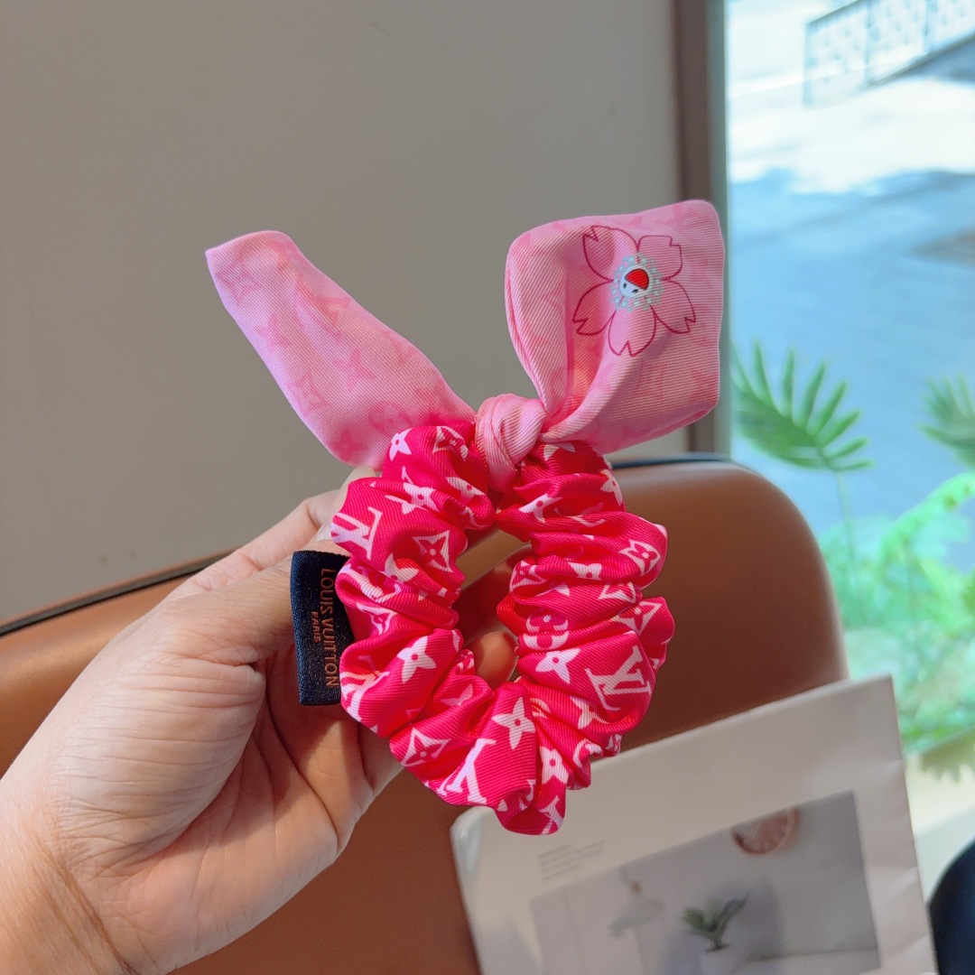 配包装
LV （路易威登）村上隆系列🌸马尾蝴蝶结发圈肠圈，高档韩版皮筋，经典花型设计， 高端大气，名媛范