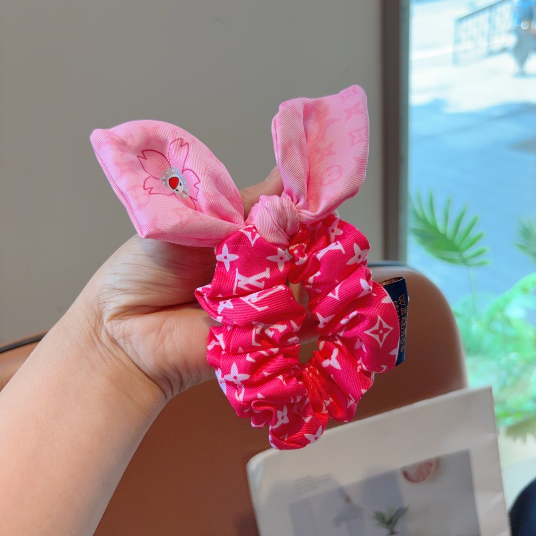 配包装
LV （路易威登）村上隆系列🌸马尾蝴蝶结发圈肠圈，高档韩版皮筋，经典花型设计， 高端大气，名媛范