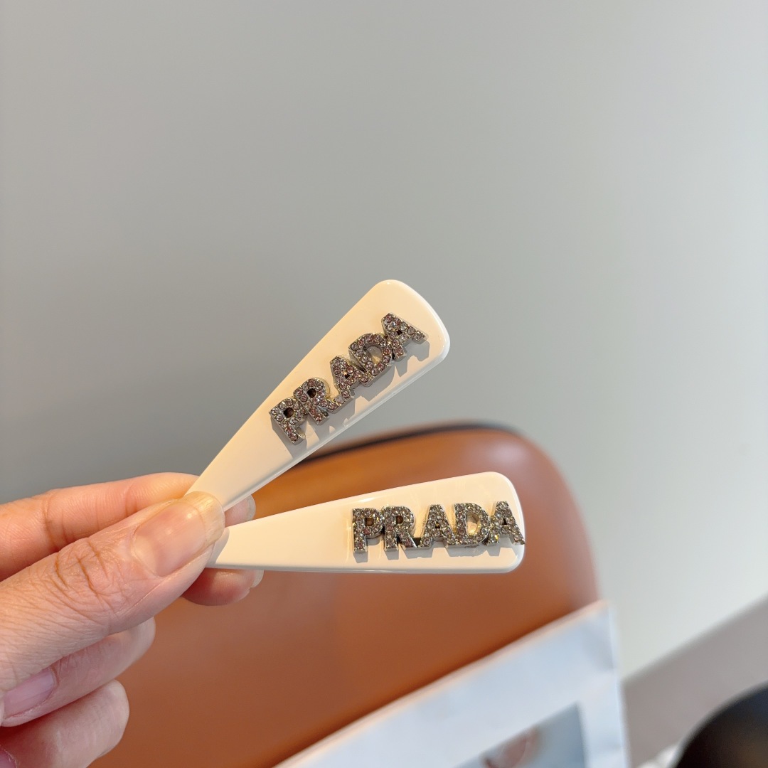 配包装 （一对）
PRADA （普拉达） 高端新款发夹BB夹、经典字母logo边夹刘海夹发饰， 高级感日